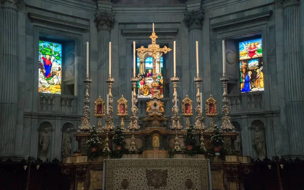 Wnętrze katedry rzymskokatolickiej w Como, Włochy. — Zdjęcie stockowe