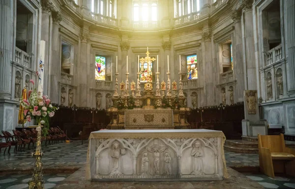 Wnętrze katedry rzymskokatolickiej w Como, Włochy. — Zdjęcie stockowe