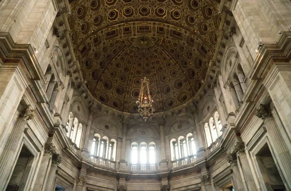 Cúpula Dentro de la catedral católica de Como, Italia . — Foto de Stock