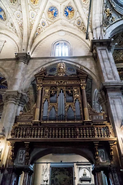 Труба органу всередині Римо-католицького собору Комо, Італія. — стокове фото