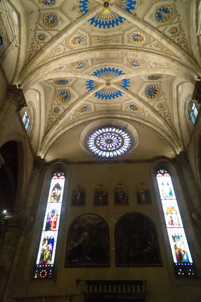 コモのローマカトリック大聖堂のドーム内, イタリア. — ストック写真