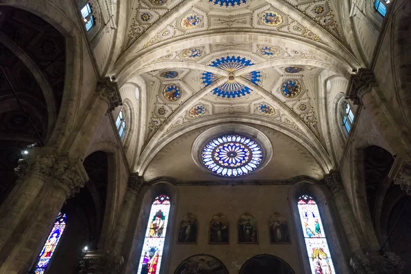 Купол усередині Римо-католицького собору Комо, Італія. — стокове фото