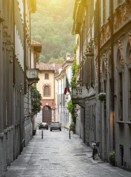 Rua típica italiana na cidade de Como, Itália . — Fotografia de Stock