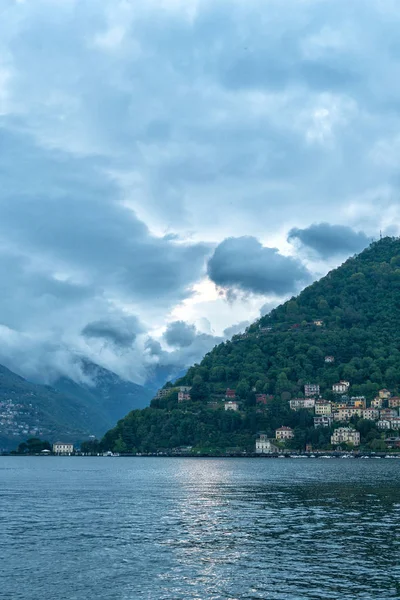 Brunate vista a la montaña desde el lago Como . — Foto de Stock