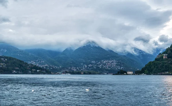 Clima brumoso en el lago Como, Italia . — Foto de Stock
