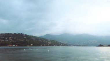 Como gölünde sisli hava, İtalya.