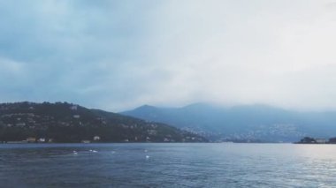 Como gölünde sisli hava, İtalya.