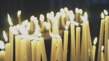 Kilisenin sunak üzerinde yanan mumlar.