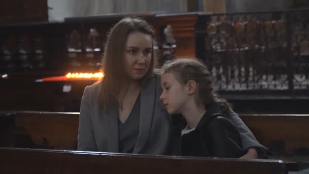 Vrouw Haar Dochter Zitten Een Bankje Kerk — Stockvideo