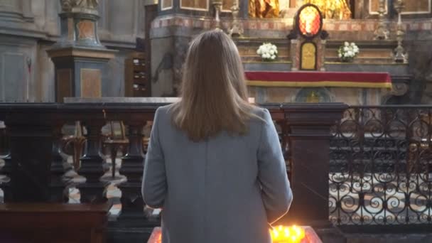 Mulher Segurando Vela Perto Altar Igreja — Vídeo de Stock