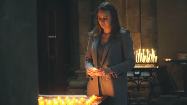 Frau Hält Kerze Neben Altar Kirche — Stockvideo