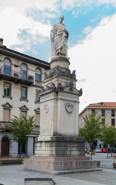 Alessandro Volta Statue in Como town, Italy. — Stock fotografie