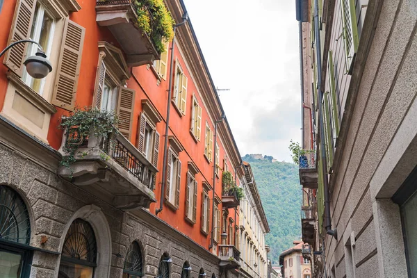 Calle típica italiana en la ciudad de Como, Italia . —  Fotos de Stock