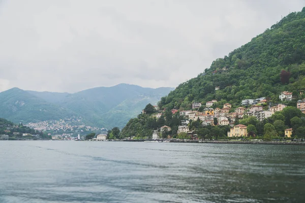 Brunate vista a la montaña desde el lago Como . — Foto de stock gratis