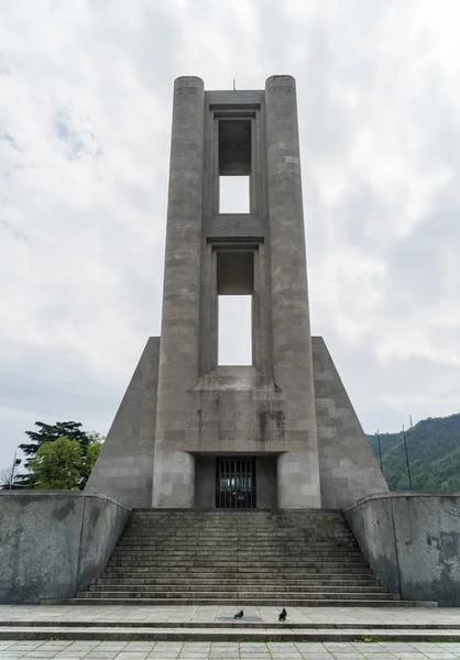 Mémorial de guerre près du lac de Côme en Italie . — Photo