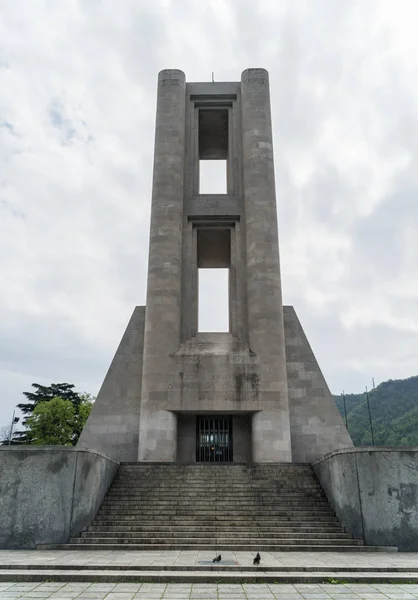 Oorlogsmonument in de buurt van het Como meer in Italië. — Stockfoto