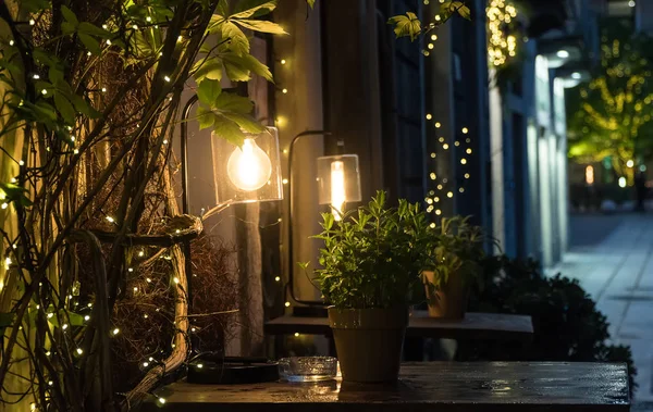Schöne Vintage-Lampe auf der Straße in der Nacht. — Stockfoto