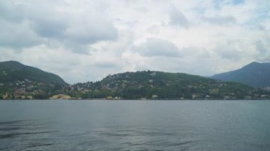 Como gölünden dağ manzarası.
