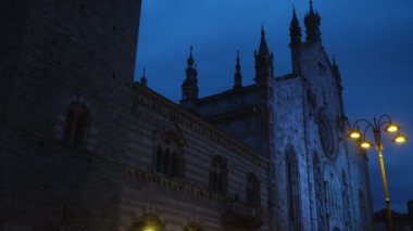 Gece Como şehri Roma Katolik Katedrali.