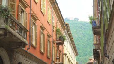 Como kasabasında tipik İtalyan sokak, İtalya.
