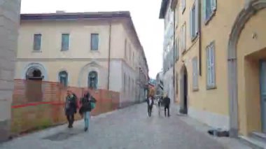 Eski şehirde hızlı hareket videosu.