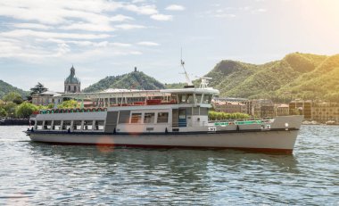 İtalya'da Como gölü üzerinde yüzen küçük gezi teknesi.