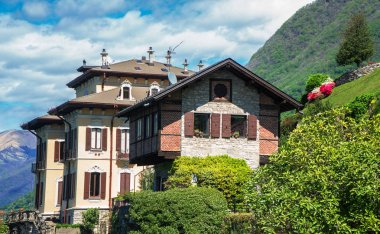 Dağlarda eski tarzda güzel bir ev.