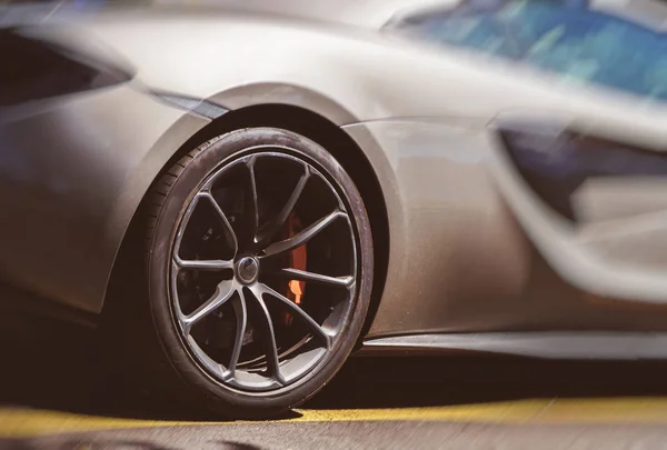 Vue rapprochée de la roue de voiture de sport . — Photo