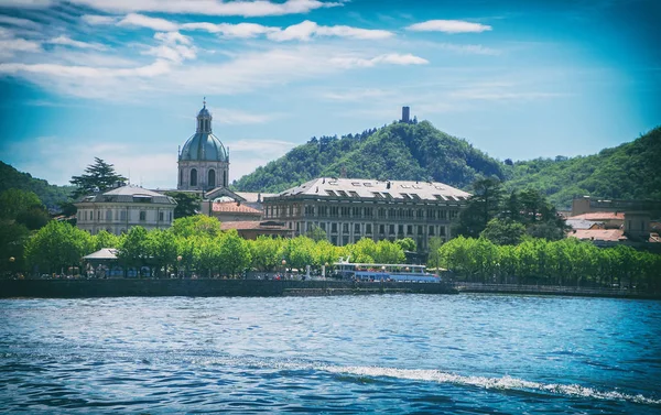 Como Old City uitzicht vanaf het Comomeer, Italië. — Stockfoto