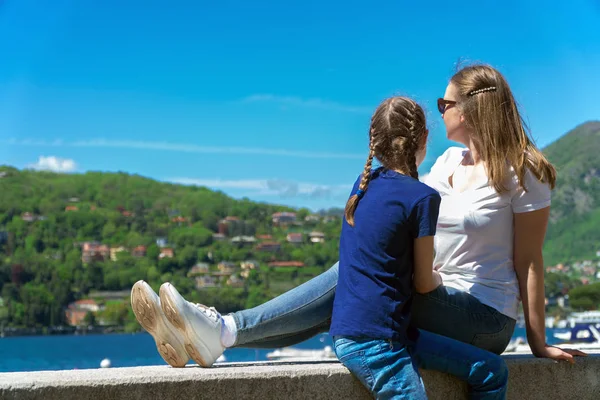 Žena a její dcera odpočívají nedaleko jezera Como.. — Stock fotografie