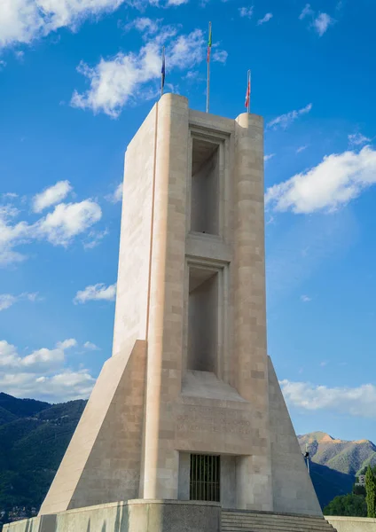 Oorlogsmonument in de buurt van het Como meer in Italië. — Stockfoto