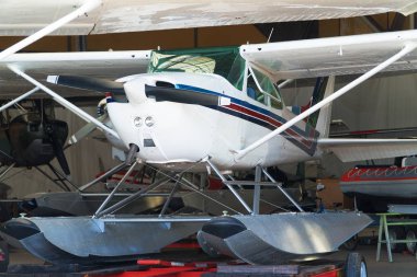 Hangarda duran yüzen uçakların (deniz uçaklarının) yakın çekim görünümü.