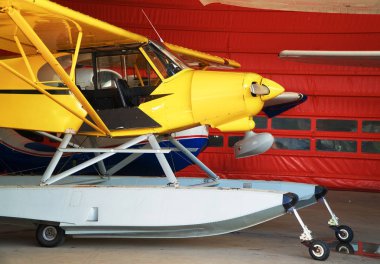 Hangarda duran yüzen uçakların (deniz uçaklarının) yakın çekim görünümü.