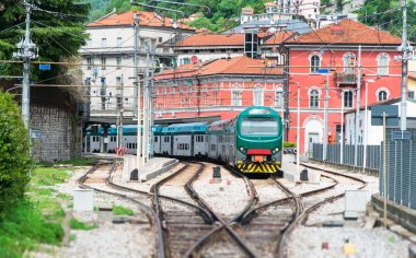 Tren istasyonunda duran modern çift katlı tren.