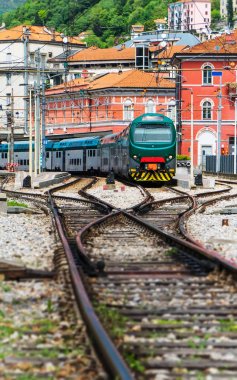 Tren istasyonunda duran modern çift katlı tren.