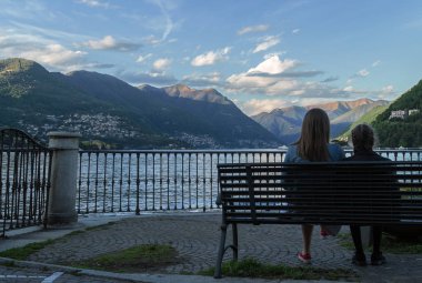 Como gölü yakınlarında dinlenen kadın ve kızı.