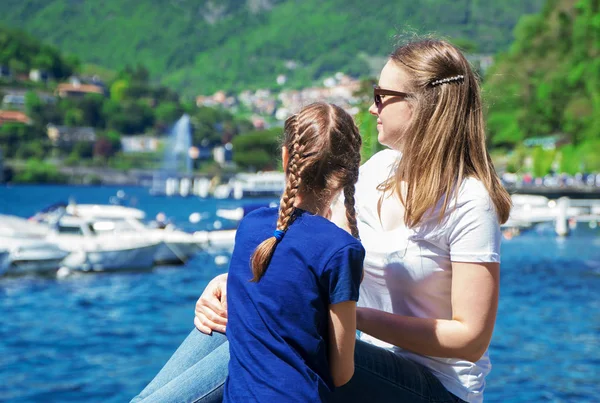 Como gölü yakınlarında dinlenen kadın ve kızı. — Stok fotoğraf