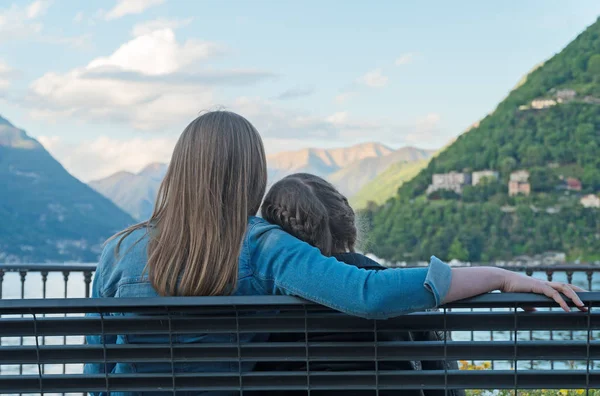 Donna e figlia riposano vicino al lago di Como . — Foto Stock