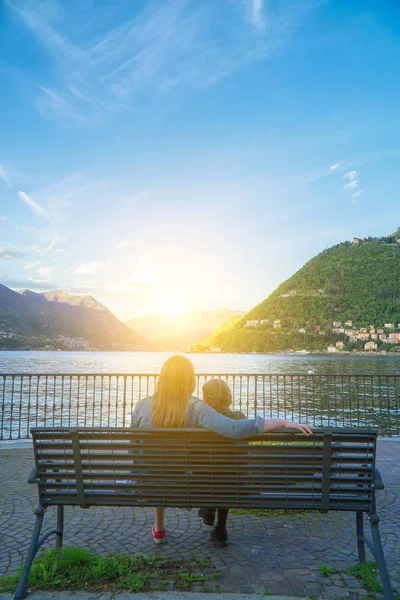 Woman and her daughter resting near the lake Como. — Stock Photo, Image