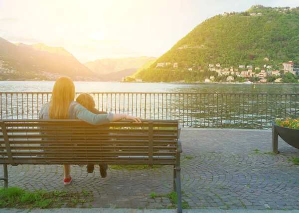 Mujer y su hija descansando cerca del lago Como . — Foto de Stock