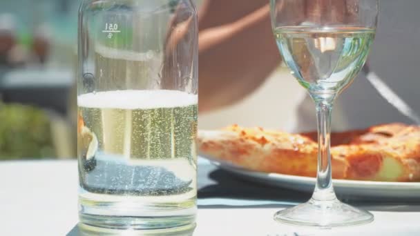 Mujer Comiendo Pizza Restaurante Hora Verano — Vídeo de stock
