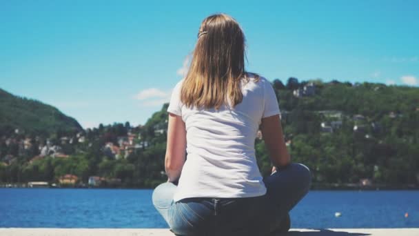 Mujer Descansando Cerca Del Lago Como Italia — Vídeos de Stock