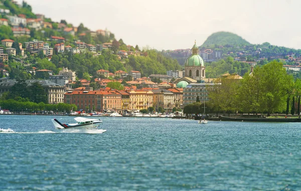 Como città vecchia vista dal lago di Como . — Foto Stock