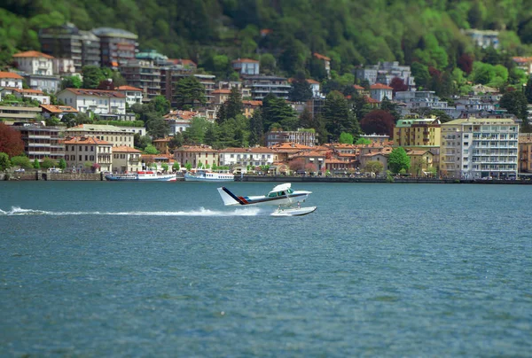 Floatplane or seaplane landing on Como lake. — Stock Photo, Image