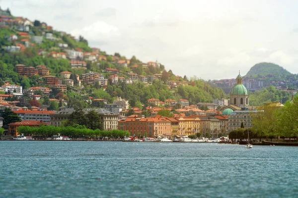 Como città vecchia vista dal lago di Como . — Foto Stock