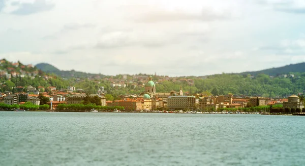 Como widok na stare miasto z jeziora Como. — Zdjęcie stockowe