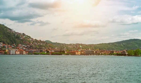 Como città vecchia vista dal lago di Como . — Foto Stock