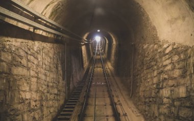İtalya'da Como Brunate füniküler tünel.