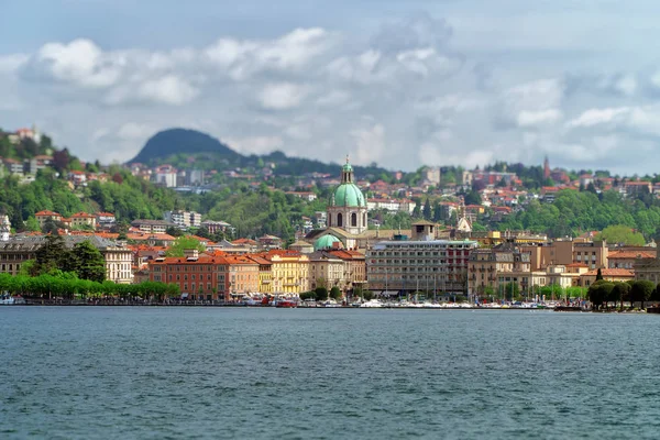 Como widok na stare miasto z jeziora Como. — Zdjęcie stockowe