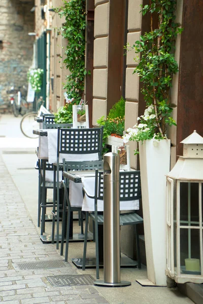 Café terras buiten met stoelen en tafels. — Stockfoto